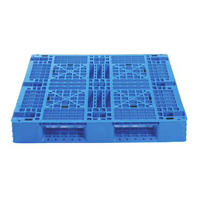 Stackable plastic pallets